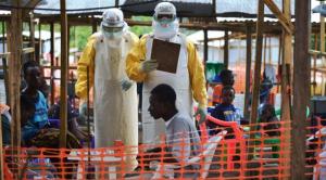Médicos cubanos sobre el terreno atendiendo a pacientes afriacanos afectados por el Ébola.