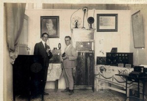 El asturiano Manuel Álvarez (a la derecha de gris), erigido en padre de la radio en Cuba, en la ya mítica 6EV, su primera emisora, que sacó al aire en los albores de 1920 cuando en Cuba y gran parte de Centroamérica no había llegado la radio. 